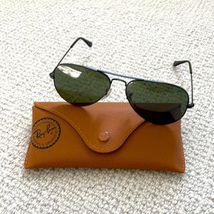 Ray Ban aviator sunglasses like new no scratches!!!